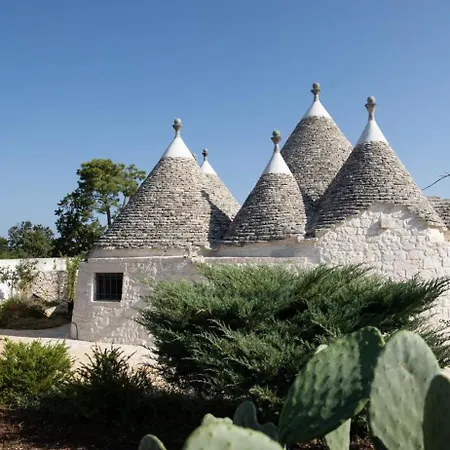 Trulli Clematis With Pool 4* Selva Di Fasano