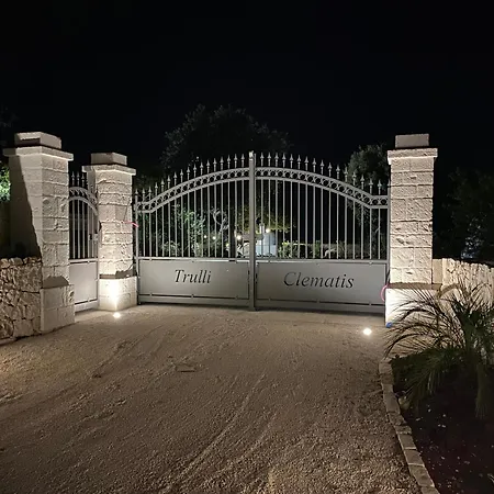 Trulli Clematis With Pool Pensjonat 4*