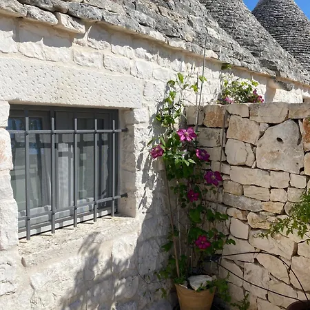 Trulli Clematis With Pool セルヴァ・ディ・ファザーノ