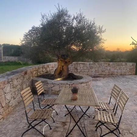 ゲストハウス Trulli Clematis With Pool セルヴァ・ディ・ファザーノ